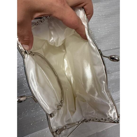 SILVER AND WHITE BEADED CLUTCH WITH CHAIN - Picture 3 of 5